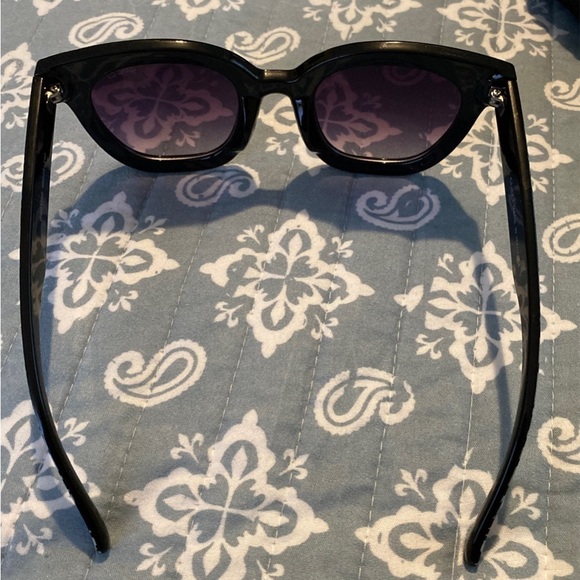 Gucci Black and White vine Patterned Women's Sunglasses - Picture 4 of 6
